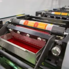 Jak druk na folii metalizowanej zmienia wygląd produktów i ich trwałość