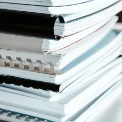 Czy drukować pracę dyplomową dwustronnie czy jednostronnie? Ważne wybory